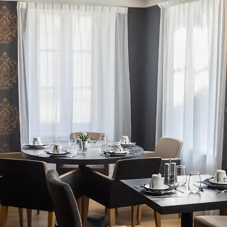 De Brunville Et Restaurant Le Café Louis Hotel 3*