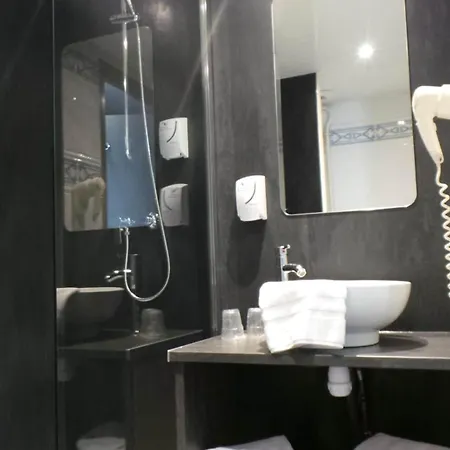 De Brunville Et Restaurant Le Café Louis Hotel 3*