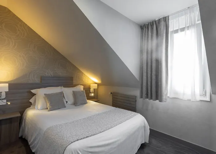 De Brunville Et La Table Du Grand Luxembourg Hotel